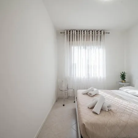 Southside Superior 2 Bedrooms Free Parking Apartment
